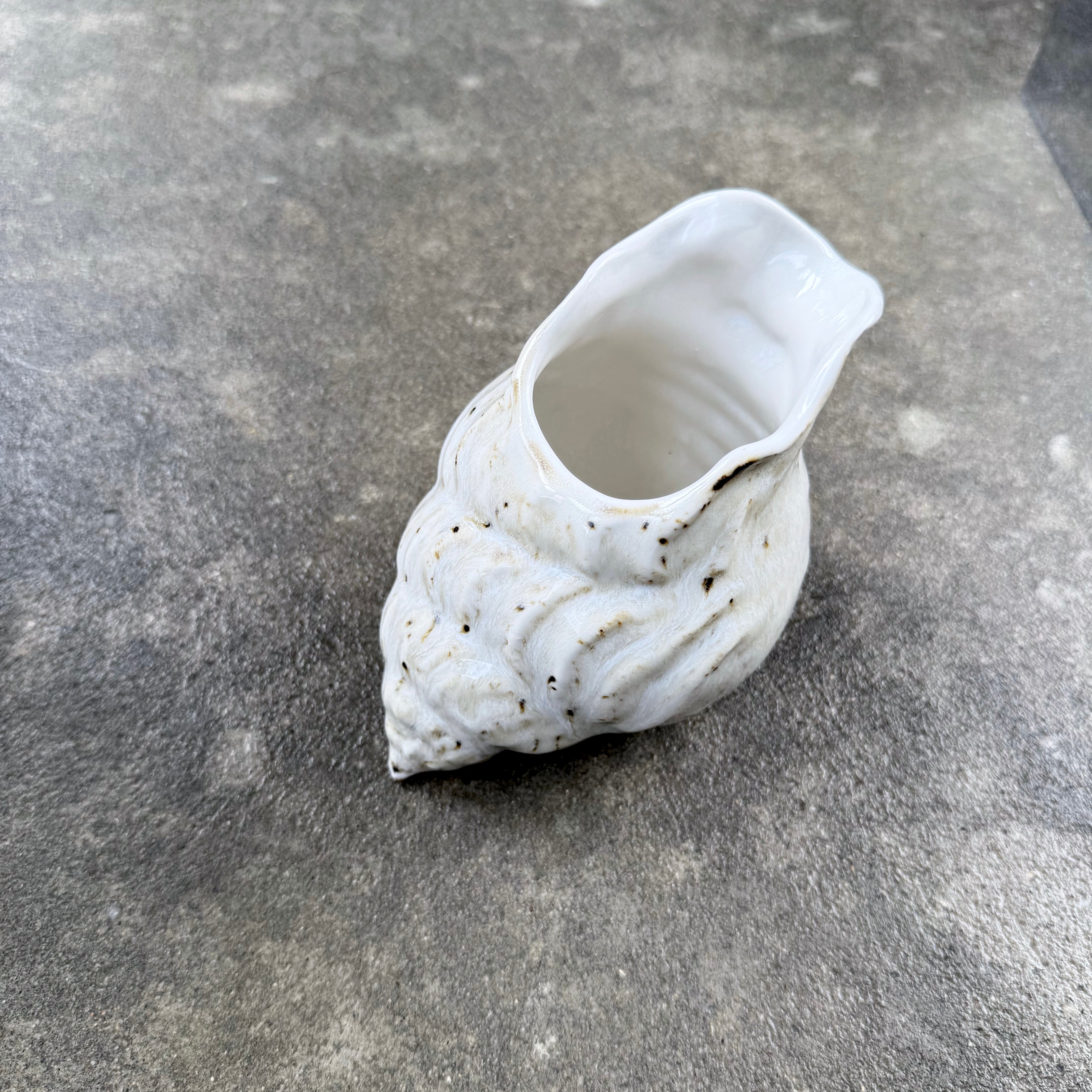 Keramik skabt på Bornholm. Dansk design og håndværk. Gaveidé keramik. Kurateret kunst. 