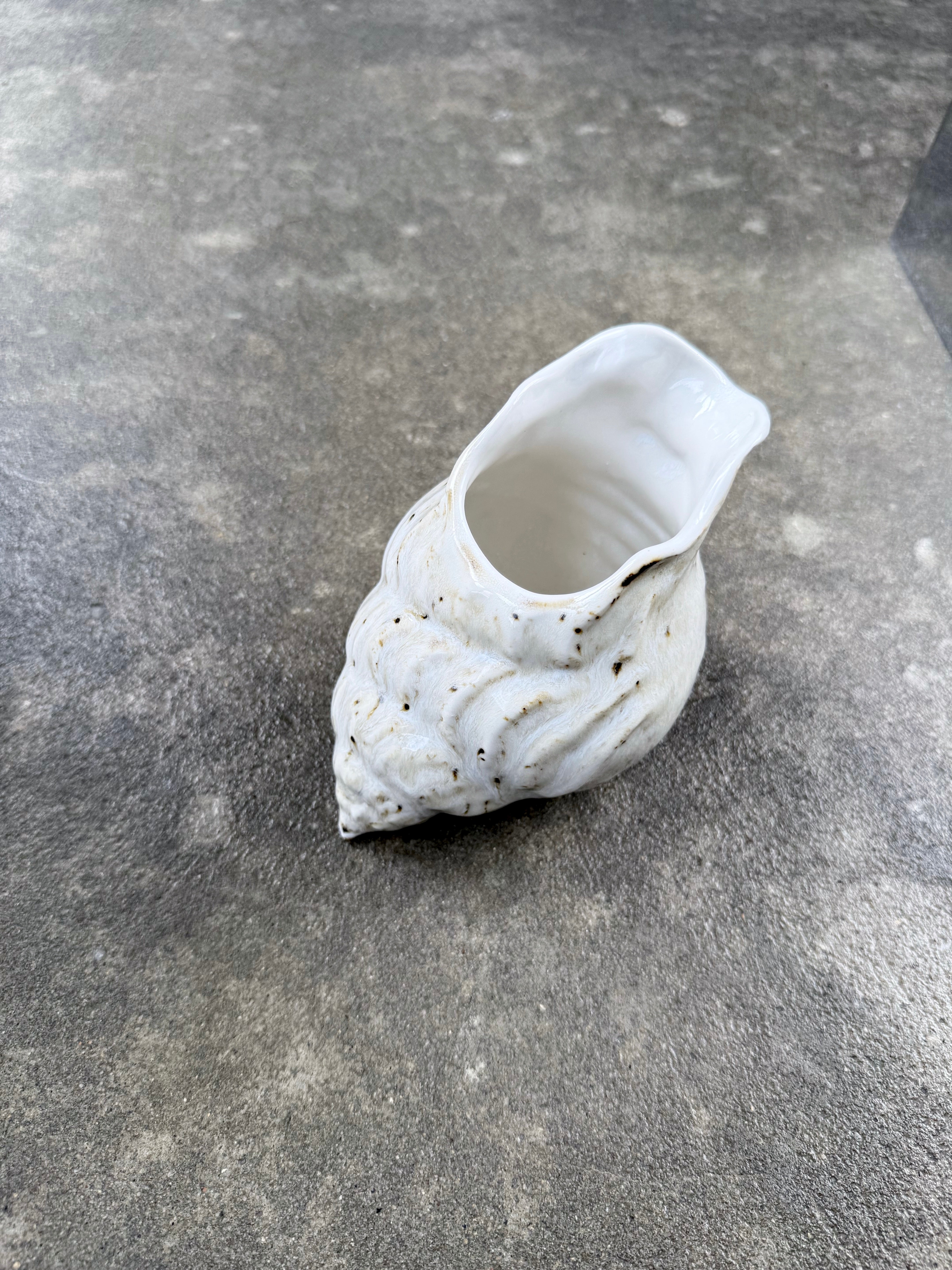 Keramik skabt på Bornholm. Dansk design og håndværk. Gaveidé keramik. Kurateret kunst. 